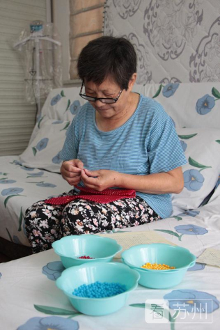 1912顆！退休老黨員用彩珠串起心中的黨旗！